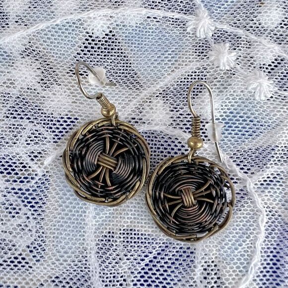 Cute Basketweave Earrings - Picture 2 of 5